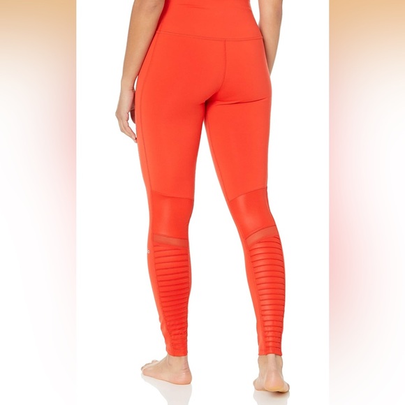 ALO Yoga Fiery Red Activewear - Picture 5 of 5